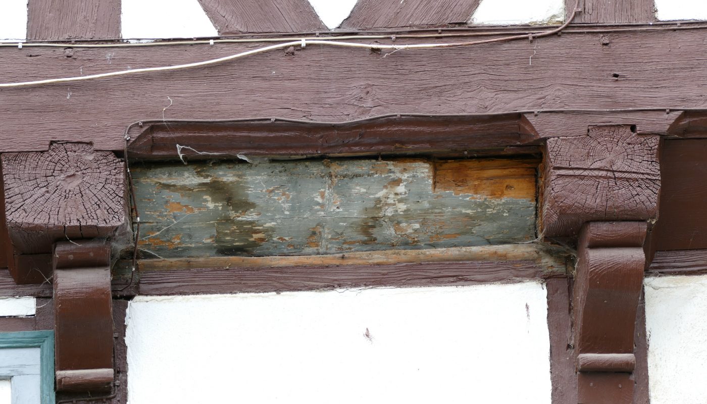 freigelegte bauzeitliche Fassadenfarbe nach Entfernung des Windbrettes
