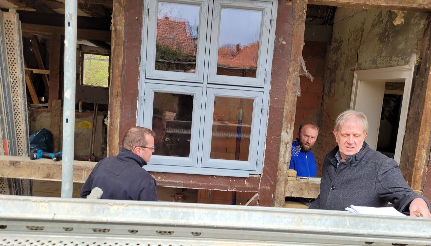 April 21 Einbau des ersten Fensters im finalen Design