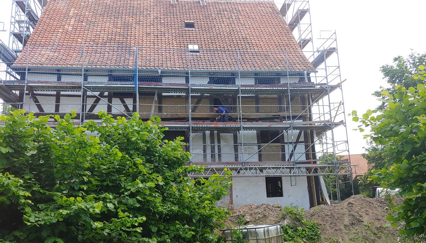Juni 21 Die Gefache werden mit Lehmsteinen ausgemauert