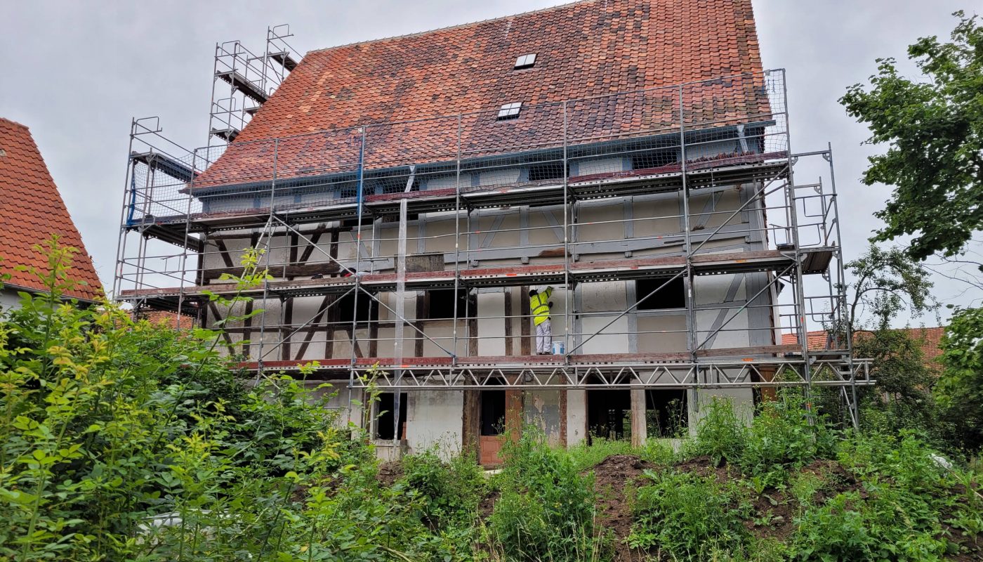 Juli 2021 - der Voranstrich wird aufgebracht.