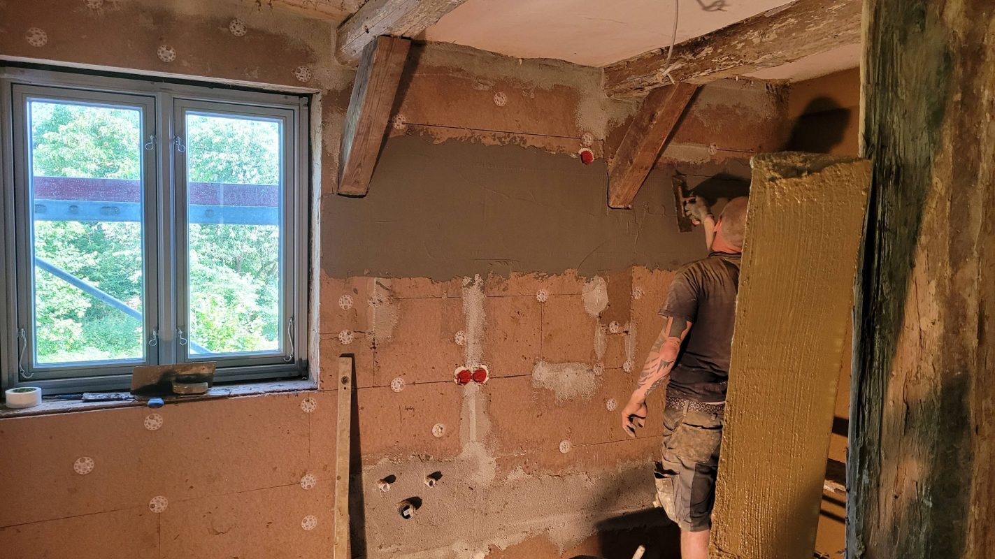 August 2021: Die Dämmung mit Holzfaserplatten wird aufgebracht.