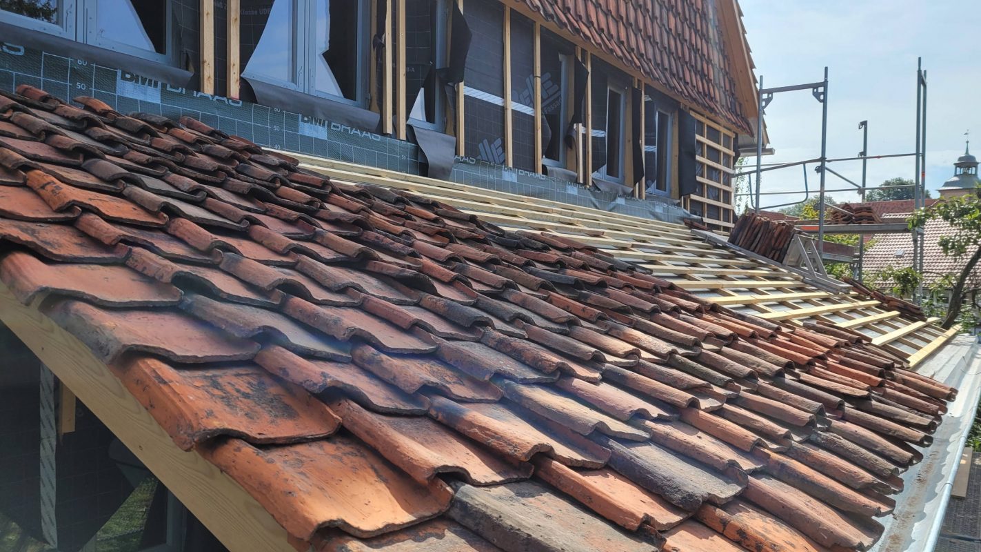 August 2021: Das Verandadach wird gedeckt