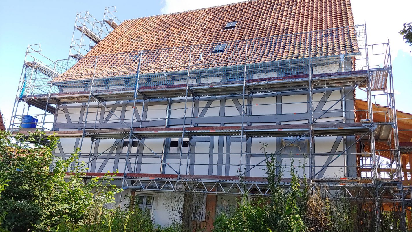 August 2021: Gefache der Nordfassade mit dunklem Beistrich