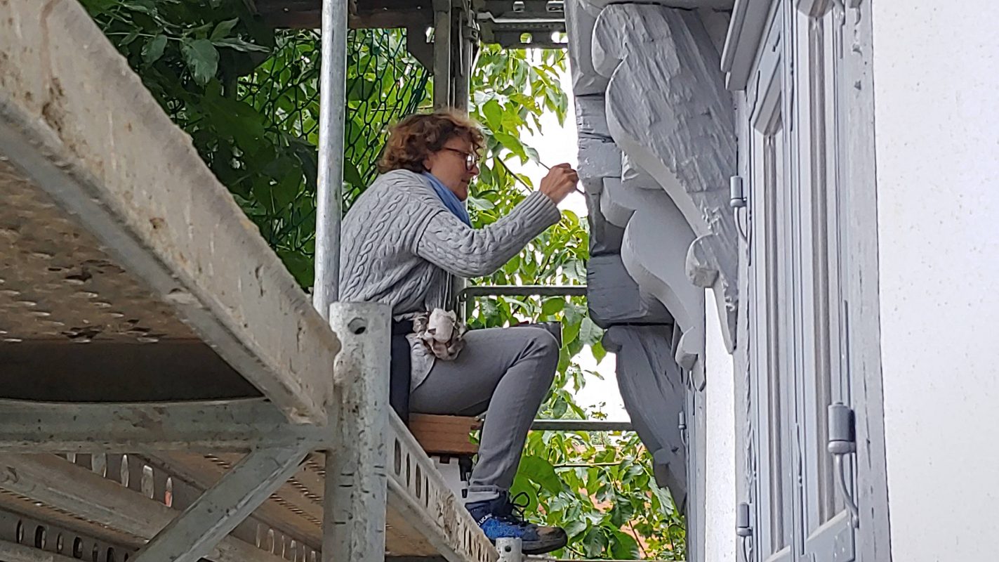 August 2021: Anja Stadler restauriert die Ostfassade